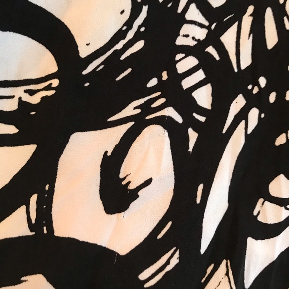 Torrid Black White Spiral Short Sleeve Blouse Size 0 aka Large - Picture 7 of 8